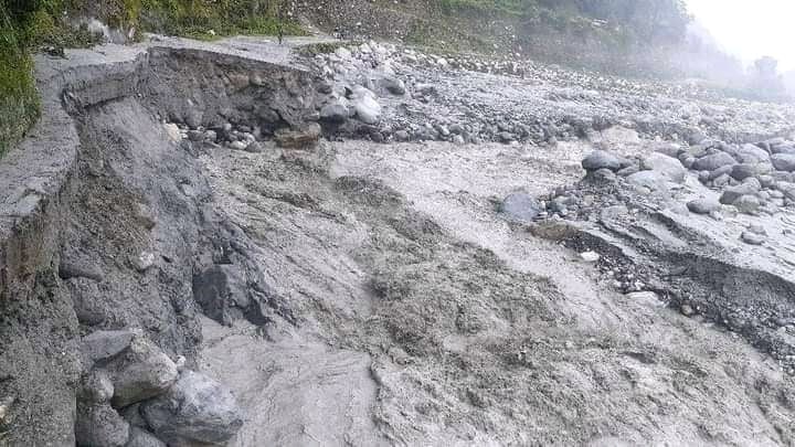 बाहुली खाेलाको वितण्डा: सदरमुकाम चैनपुर जोड्ने सुर्मा सडक खण्ड अबरुद्ध  